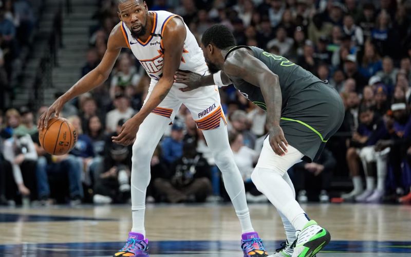 Các cầu thủ NBA cao 2m1 với sức mạnh và khả năng ghi điểm ấn tượng