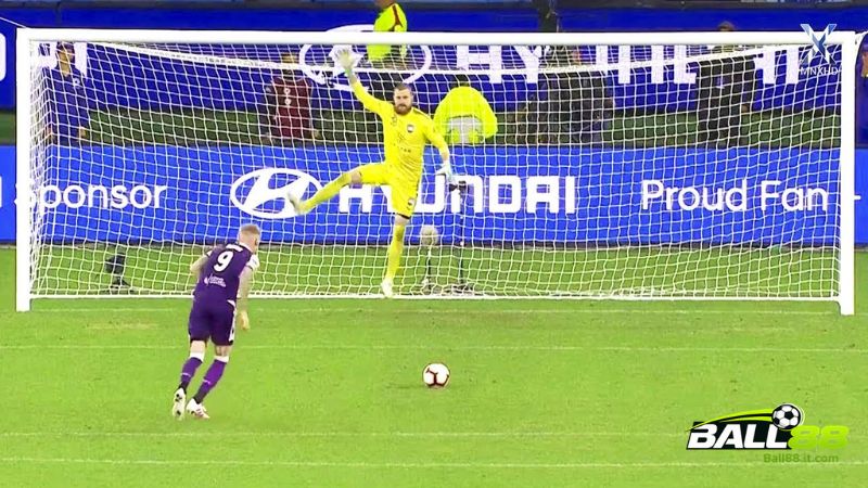 Luật penalty cấm các hành vi khiêu khích, làm phân tâm tiền đạo
